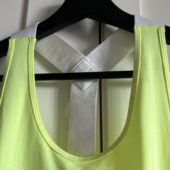 Under Armour Tank w tags - Picture 3 of 9